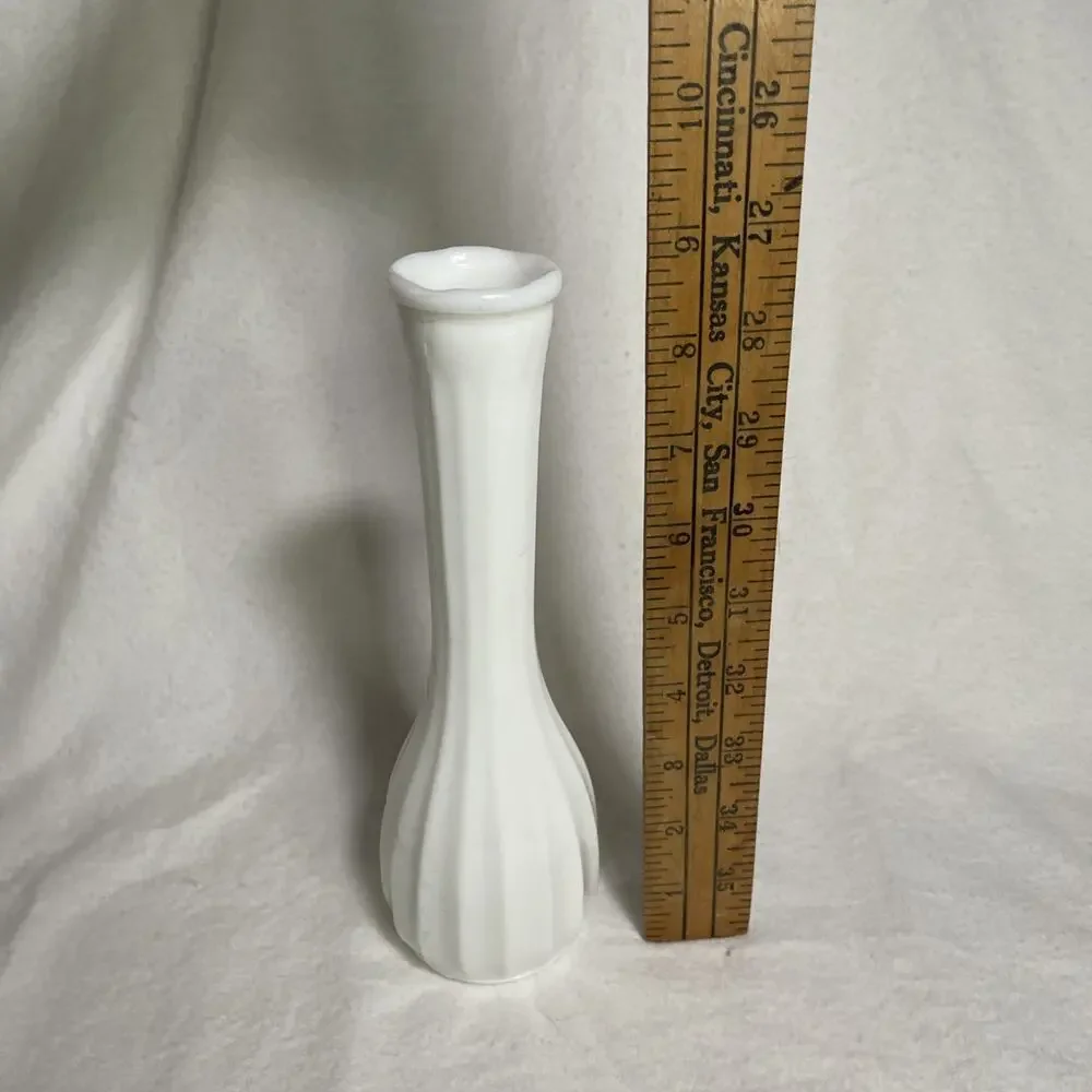 1940's Vintage Carr-Lowrey Glass Co. Milk Glass Ribbed Vase 8 5/8